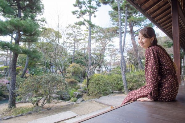 新渓園 ～ 眺めて歩ける日本庭園と、56畳の和室を持つ建物でのんびり