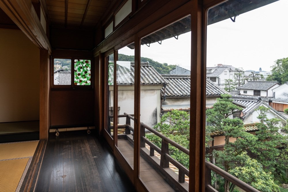 令和元年秋の有隣荘特別公開 下道基行 漂白之碑 ~ 漂着した古瓶が食器や窓ガラスに