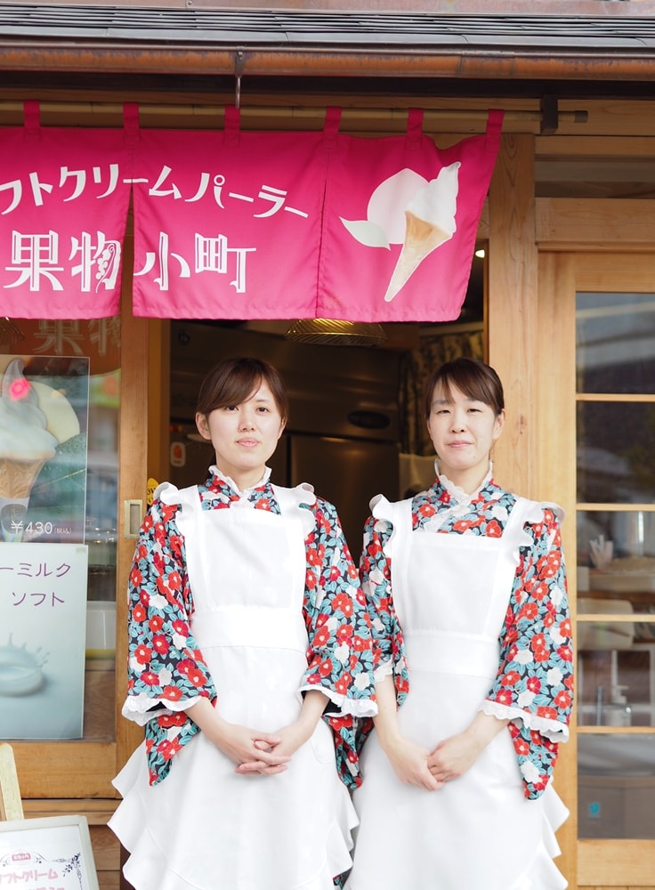 お店を彩る果物小町ちゃん