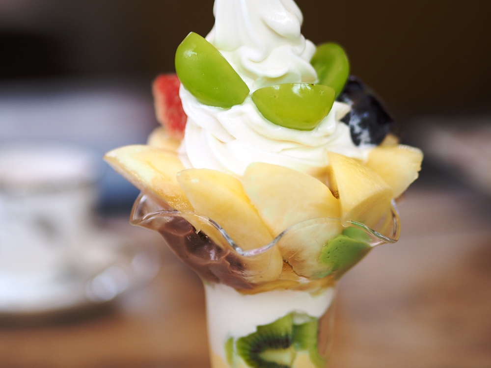 果物小町 白桃のプレミアムパフェ