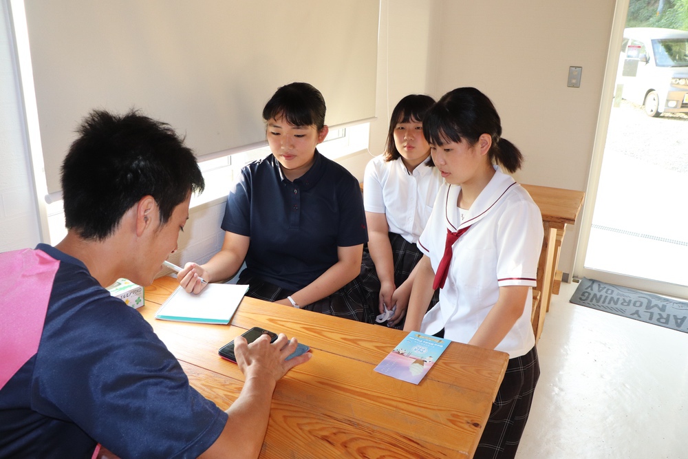 意見交換する難波さんと生徒