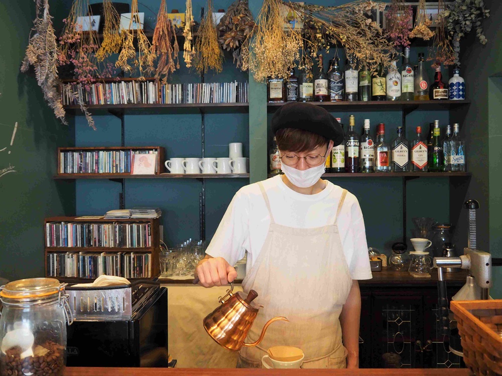 mug_コーヒーを淹れる千葉さん