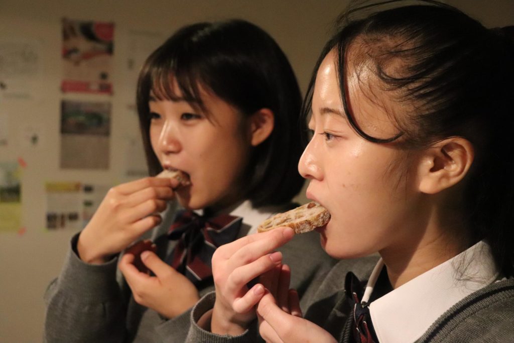 いちじくパンを食べてる様子