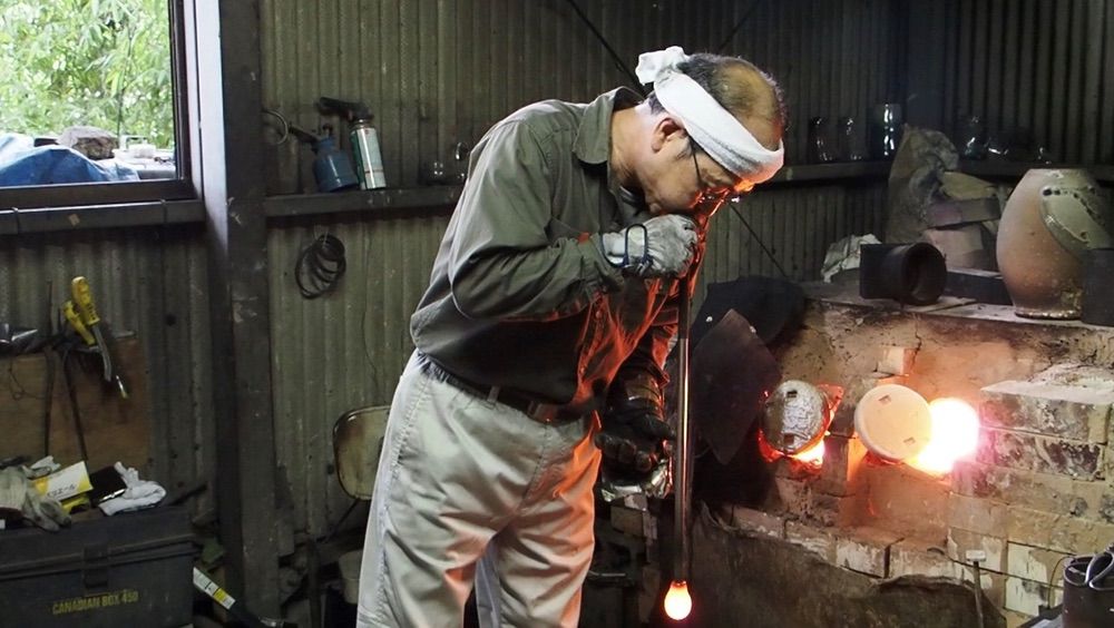 吹きさおを吹いて小さい玉を作る