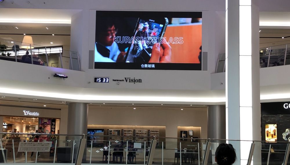 イオンモール岡山の1階にある、Mirai Squareの大画面