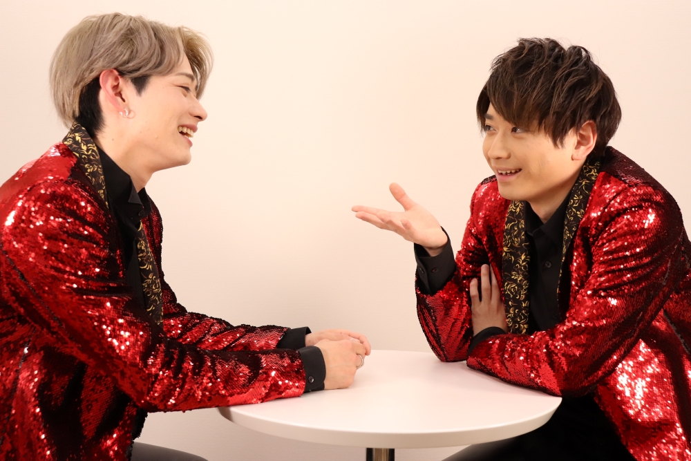 HAREDANの2人が話しているようす