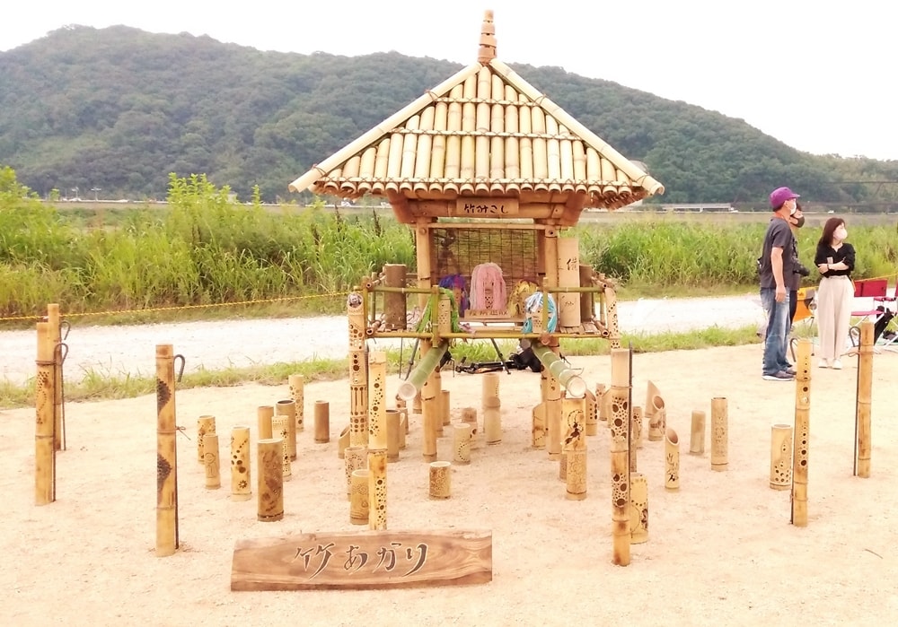 竹あかりとアマビエの像