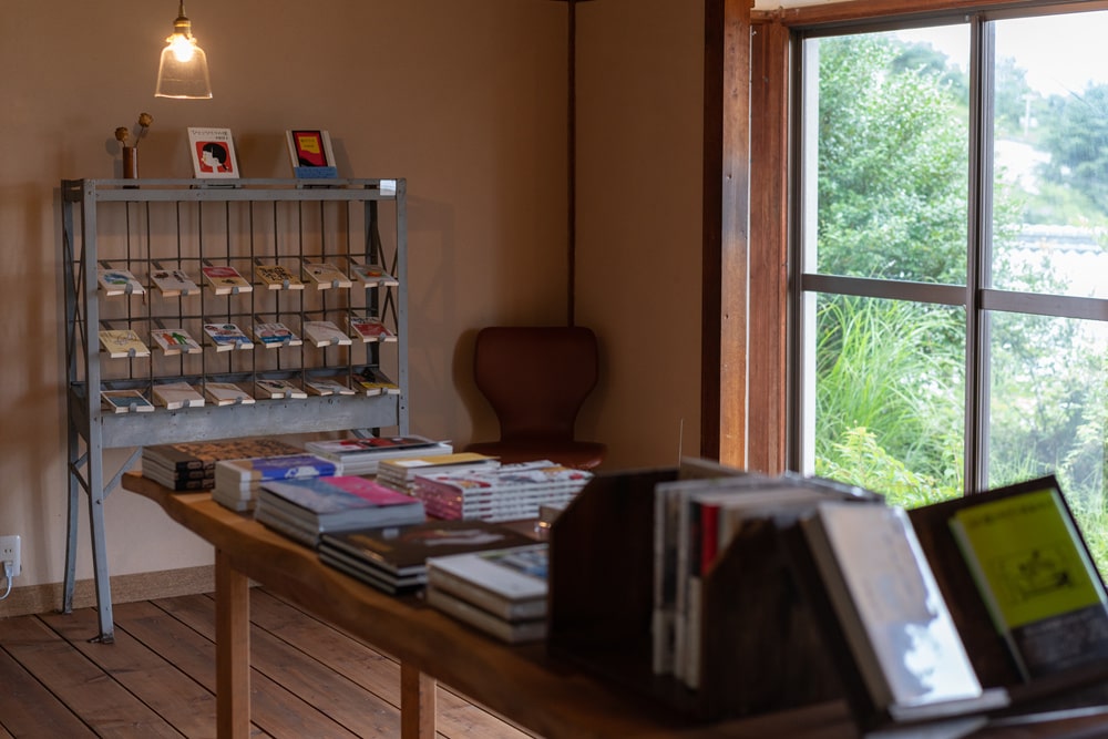 aru ~ ゆったりしたくなる、不定期営業の海の見える小さな本屋