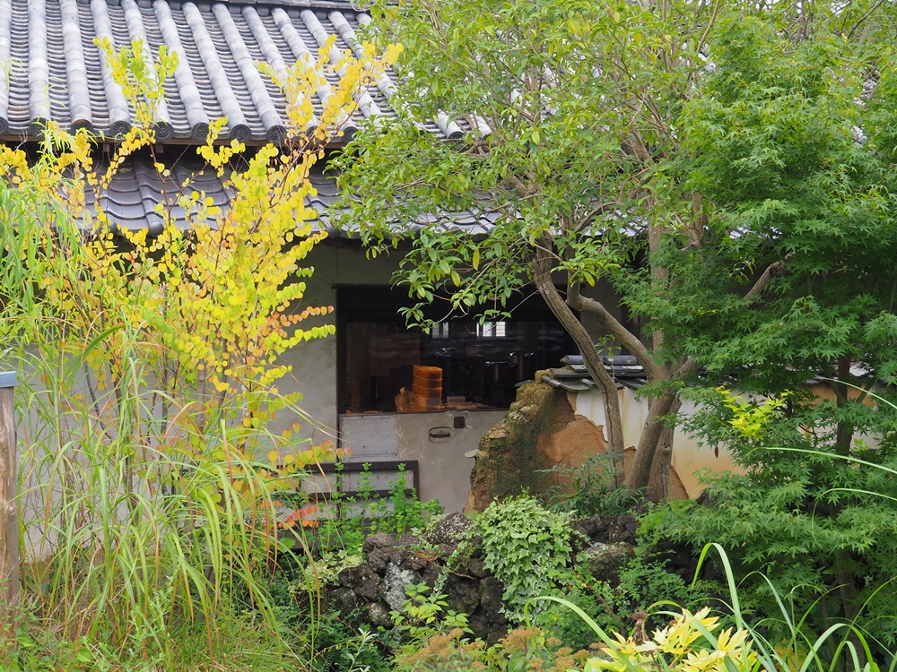 三宅商店カフェ工房_母屋から工房