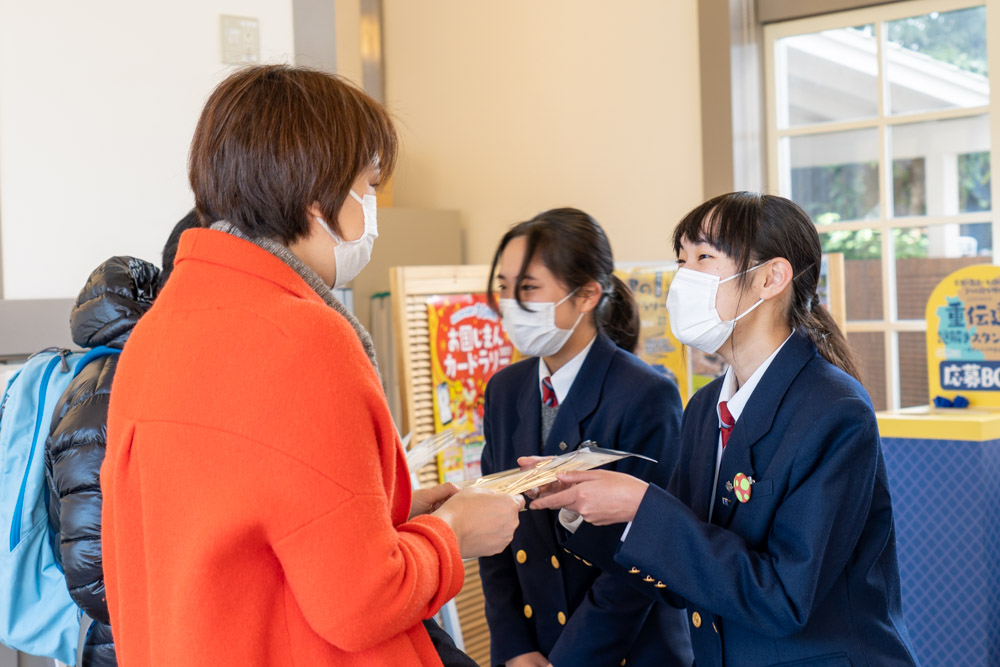 手紙を渡すようす