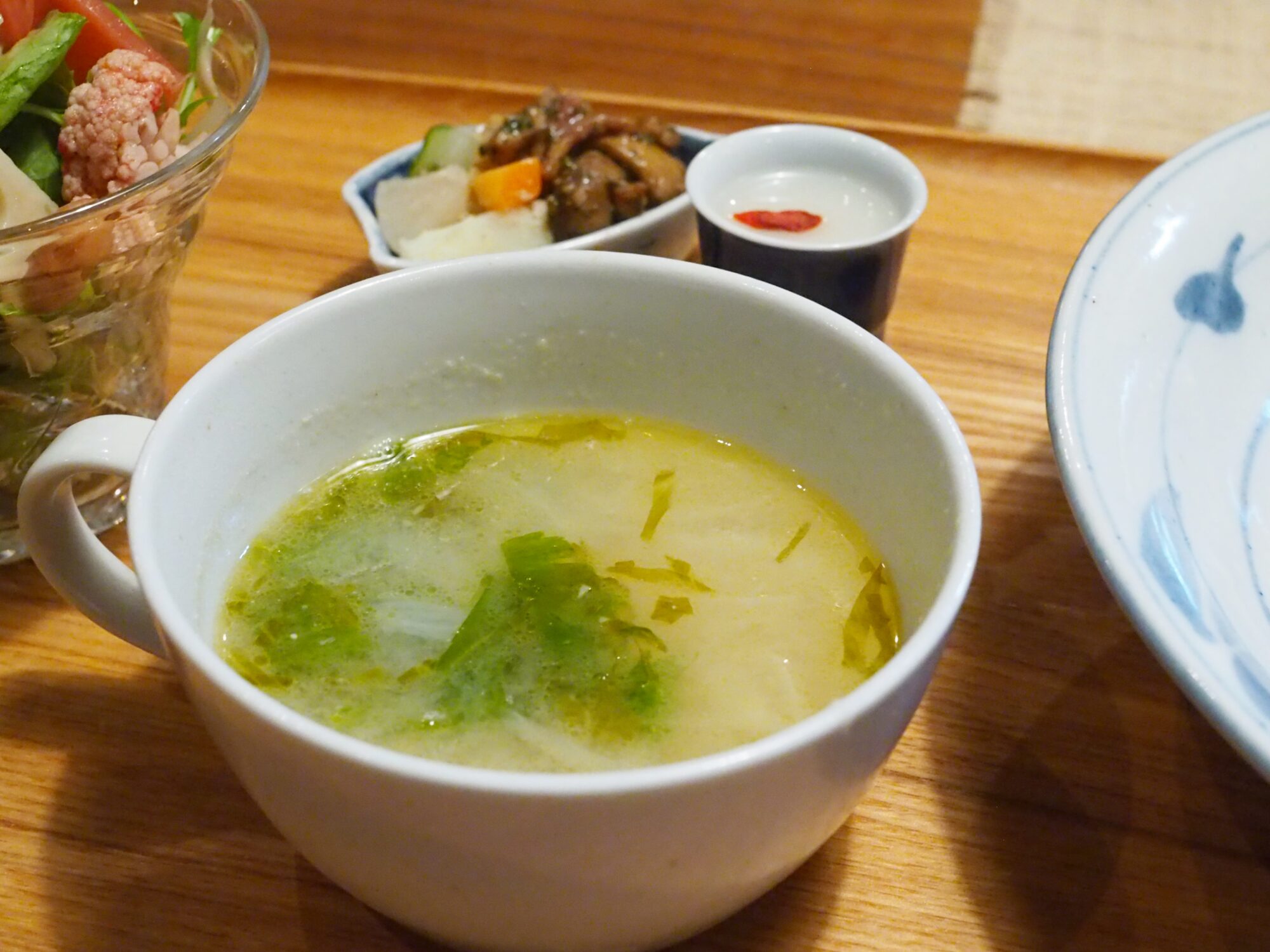 写真手前が塩麹スープ、右上が白麹甘酒、左上が麹を使った野菜の一皿