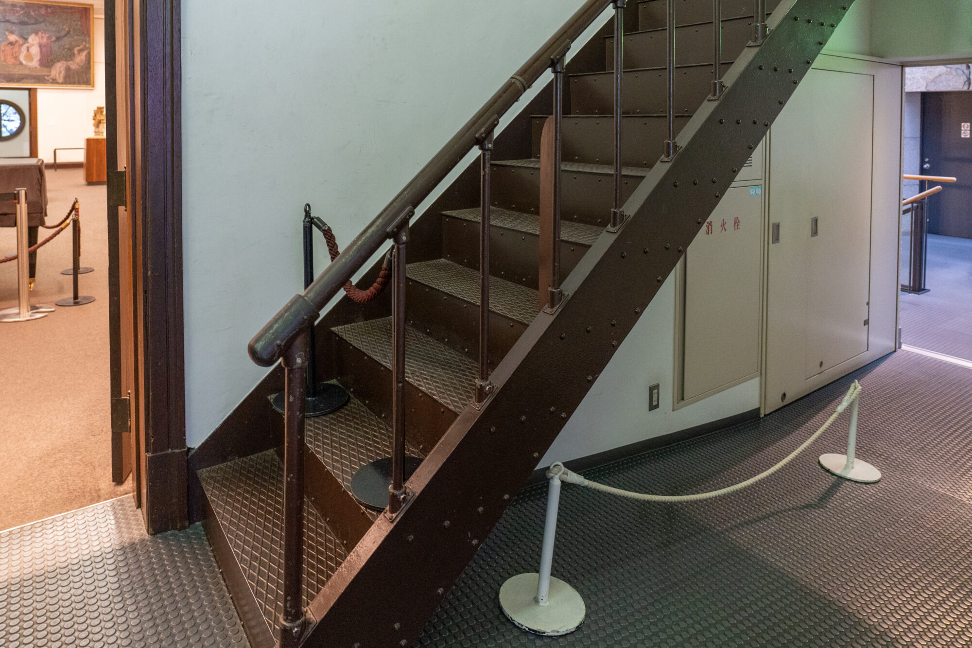 増築工事後は観覧ルートになっているが、本来は「裏口」であったため階段の作りは質素