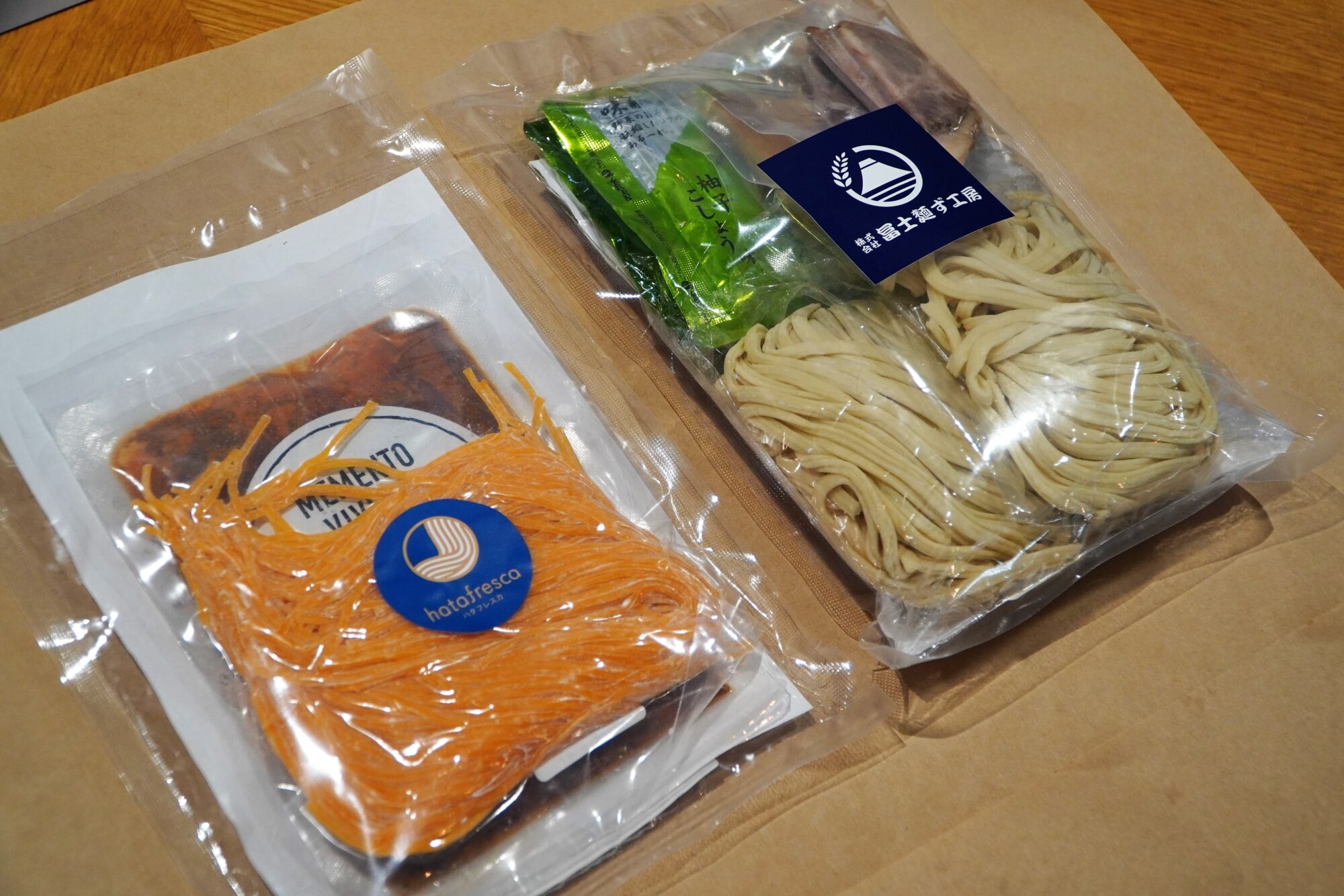 ハタヤリンは1食セット税込1,480円、十二麺体は2食セット税込1,129円