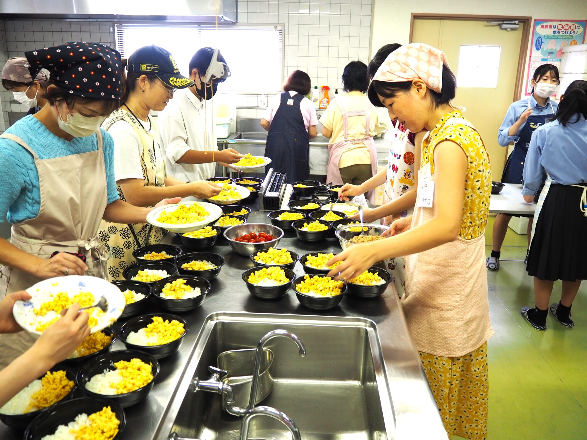 2023年8月に開催された
水島こども食堂ミソラ♪での調理のようす