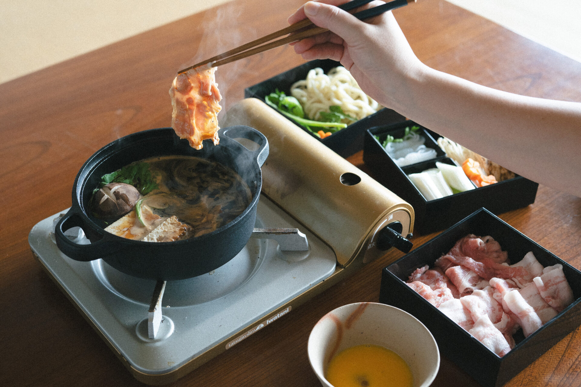 岡山県産豚のすき焼き（写真提供：DENIM HOUSE BON）