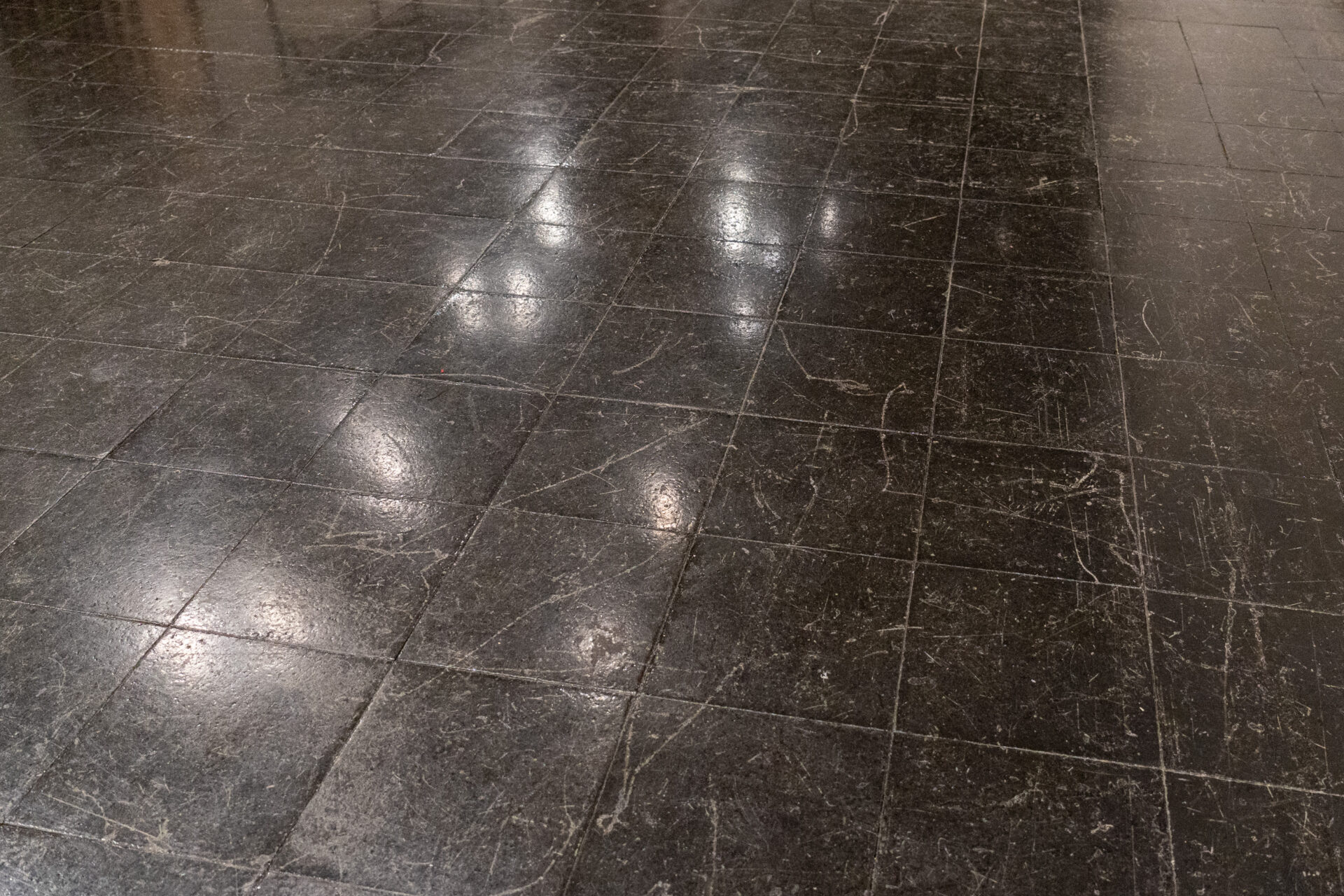 床は倉敷国際ホテルで採用されていた「アスファルトブロック」