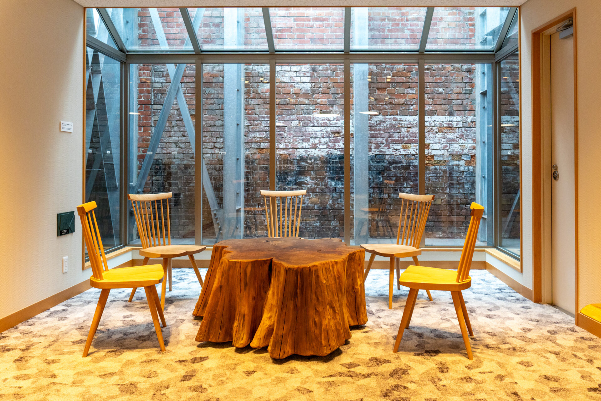 アイビーエメラルドホールの建設にあたり、伐採されたメタセコイアの木を使って作られた机と椅子