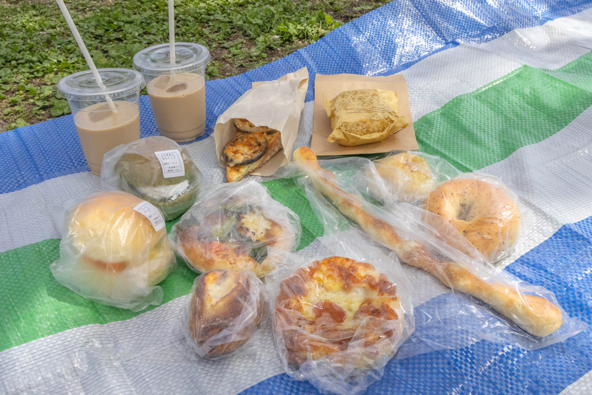 酒津公園の近くで買い込んださまざまなパンたち