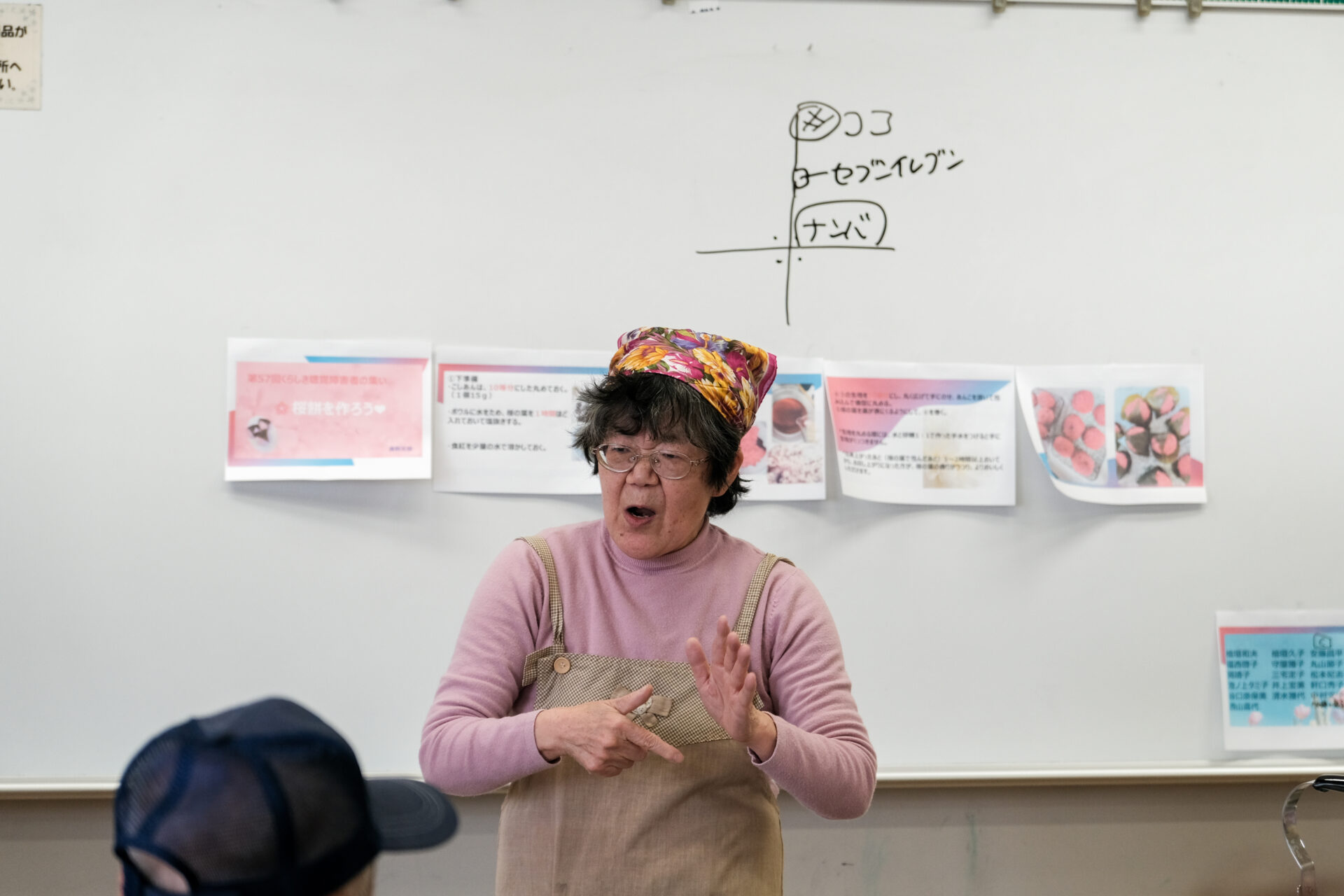 「我が家の桜餅の作り方」を紹介する参加者