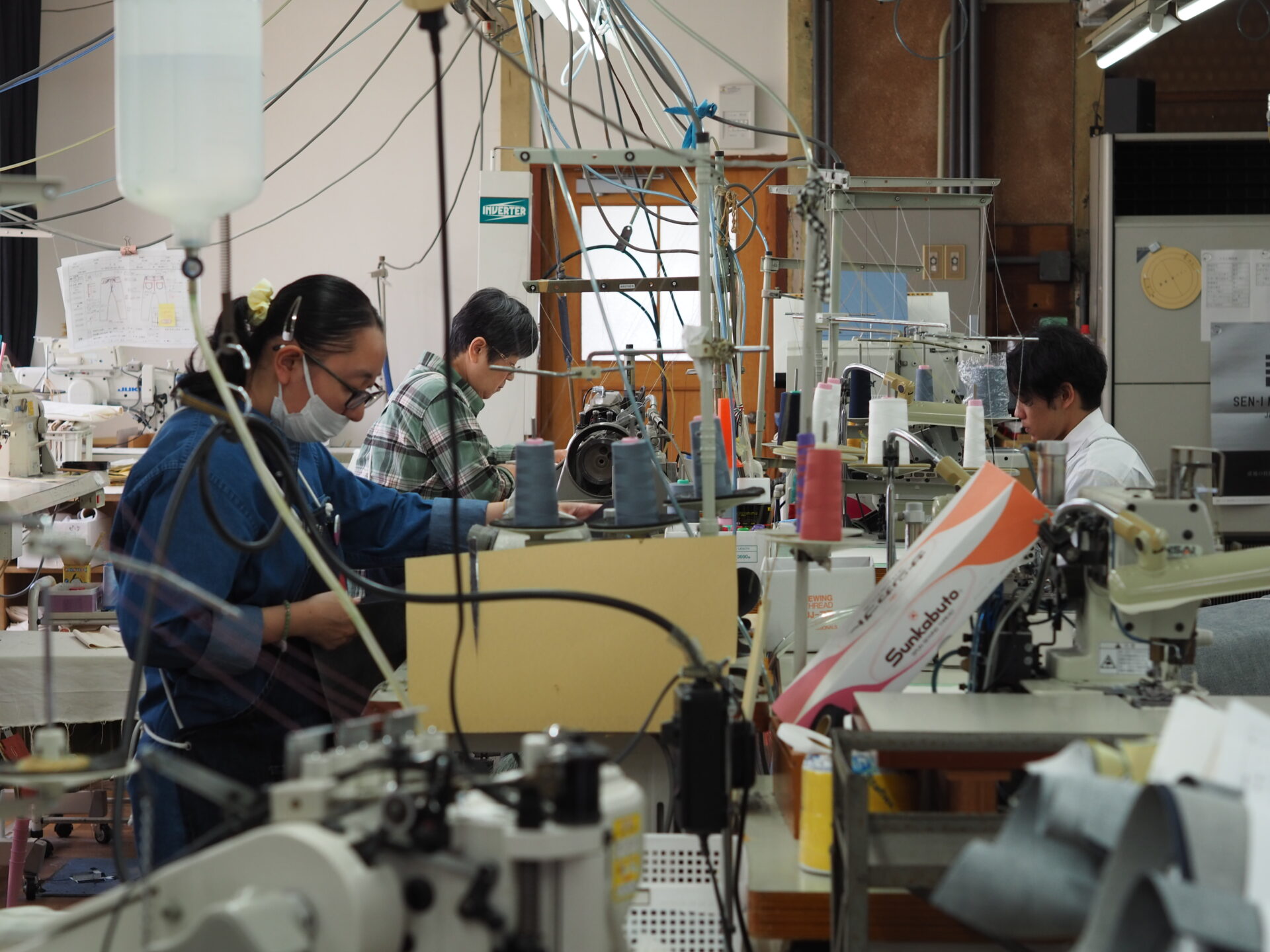 縫製工場で働くスタッフ